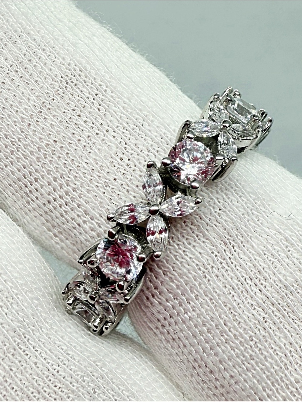 Elegant Silver Women's Ring - Picture 3 of 17